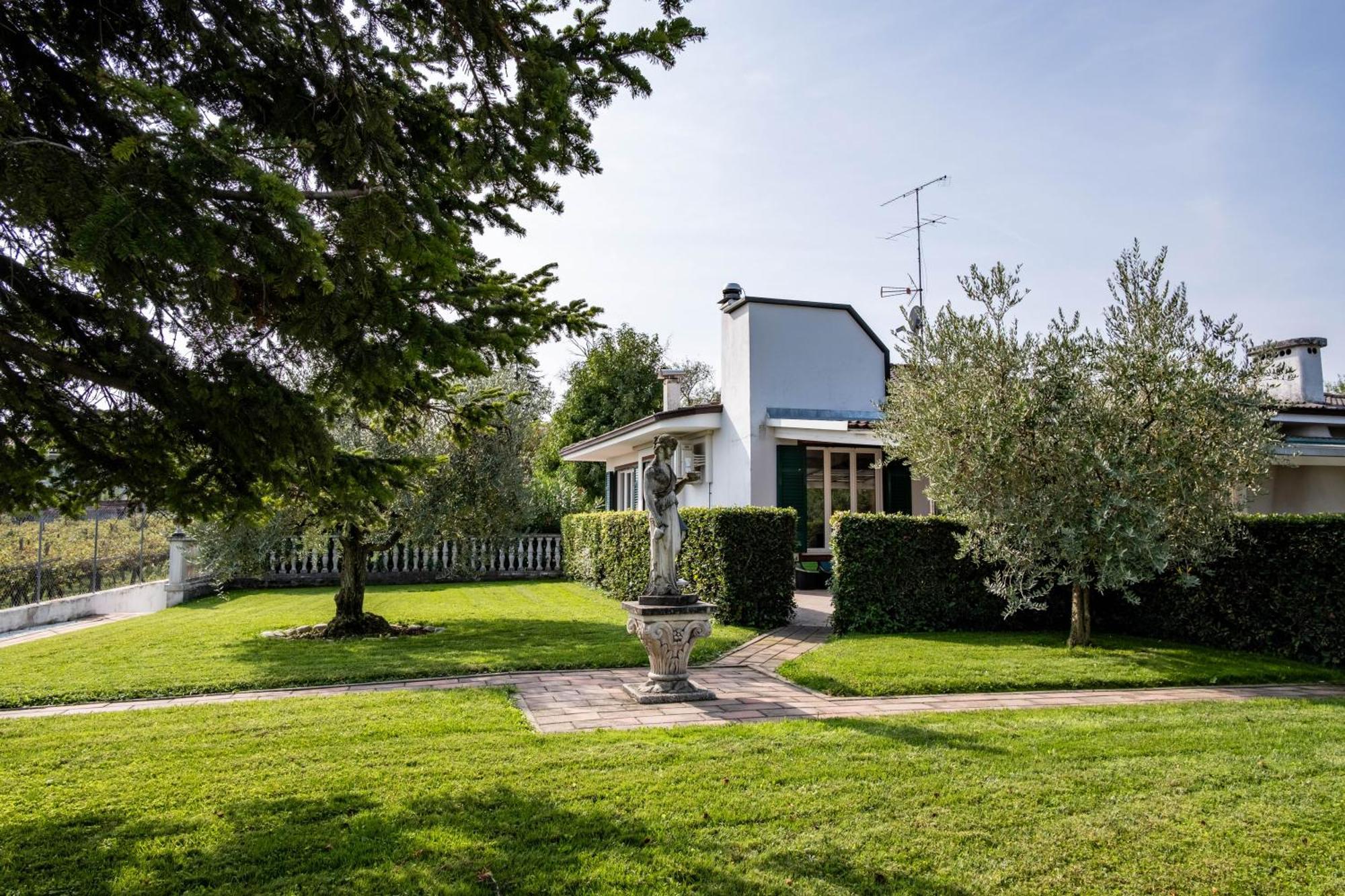 Villa Carini With 3000 Mq Garden & Heated Pool Castelnuovo del Garda Eksteriør bilde